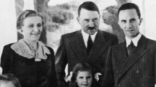 Adolf Hitler con el matrimonio Goebbels