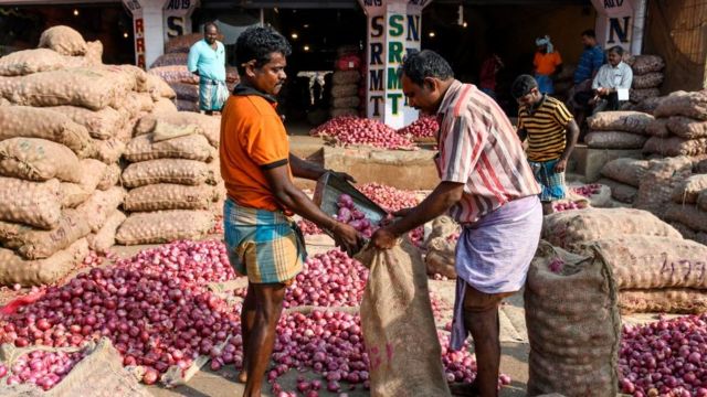 உலக உணவு தினம்: உணவு விலையேற்றத்திற்கு நாம் பழகிக் கொள்ள வேண்டுமா?