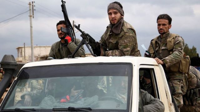 Combatentes da oposição síria apoiados pela Turquia perto de Afrin