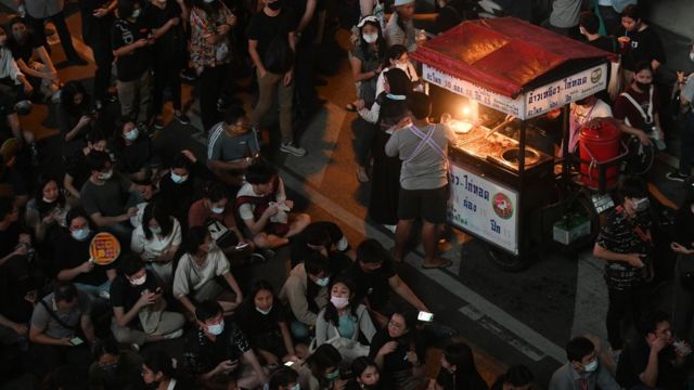 A vendor who sells fried chicken.