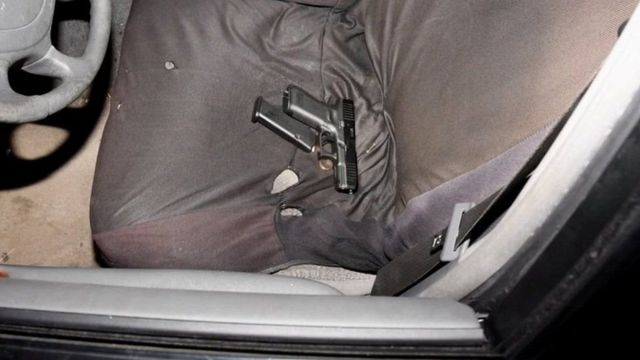 مسدس على مقعد سيارة