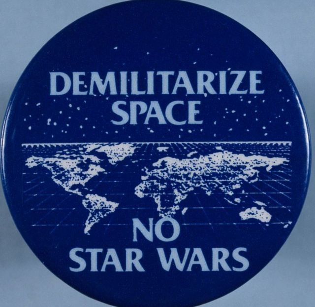 Значок кампании протеста против объявленной президентом Рейганом в марте 1983 года Стратегической оборонной инциативы, получившей вслед за популярным фильмом название "Звездные войны"
