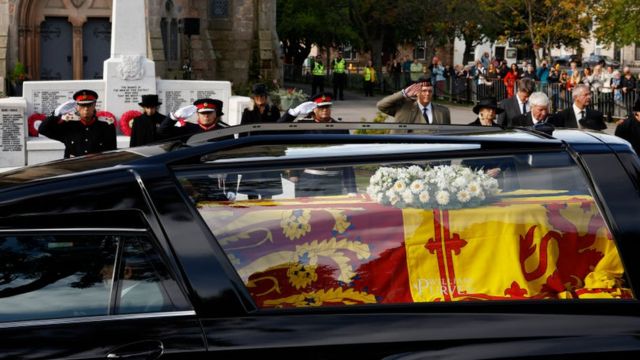 Coche fúnebre con el féretro de la reina