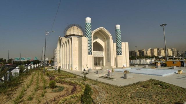 مسجد ۷۲ تن، در محدوده میدان آزادی (غرب تهران) تاکنون بیش از ۲۸ میلیارد تومان هزینه داشته است. برای مقایسه بودجه نوسازی اتوبوس‌های تهران در یک سال ۳۸ میلیادر تومان است