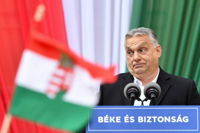 Macaristan 3 Nisan Pazar günü son dönemin en kritik seçimlerine gidiyor. 12 yıldır kesintisiz iktidarda olan Viktor Orban için 2022 yılı seçimlerini "kritik seçim" haline getiren en önemli gelişme geçtiğimiz yıllarda Orban muhalefetinin en sağdan en sol partilere kadar bir seçim ittifakı kurarak bir araya gelmesi oldu.