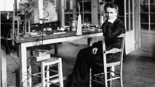 Por qué los cuadernos de Marie Curie se encuentran guardados en un sótano  bajo varias capas de plomo (y seguirán así por al menos 1.500 años) - BBC  News Mundo