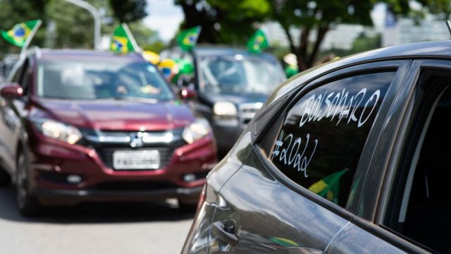 Apoiador de Bolsonaro manifesta apoio à reeleição do presidente durante carreata em Brasília, em março