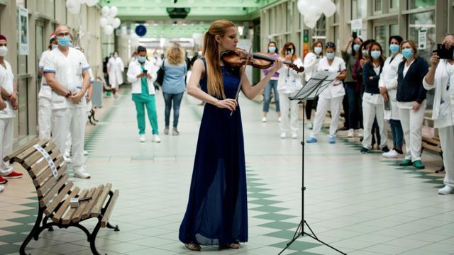 Gabadha reer Talyaani ee garaacda muusiga violin-ta Fiamma Flavia Paolucci oo bandhig ku sameyneysaisbitaalka Tor Vergata ee magaalada Rome, taasoo dabaaldagga maalinta caalamiga ah ee kalkaaliyeyaasha qeyb ka ahayd ee ku beegneyd 12 May.
