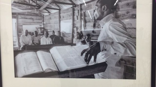 'Yan gudun hijira suna addu'oi a coci