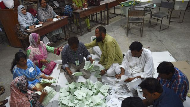 فرز الأصوات في الانتخابات الباكستانية