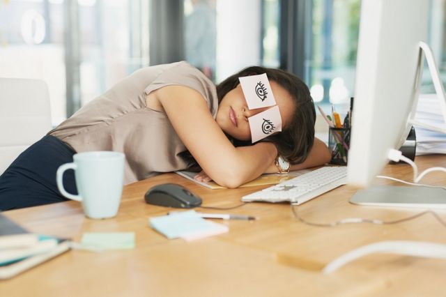mujer dormida en la oficina
