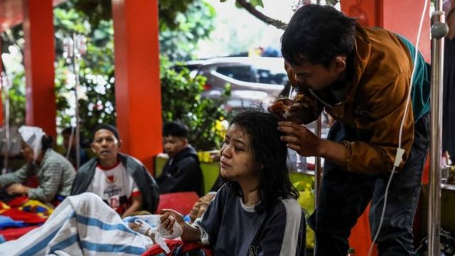 Personas heridas en el terremoto reciben tratamiento en un hospital en Cianjur, provincia de Java Occidental, Indonesia