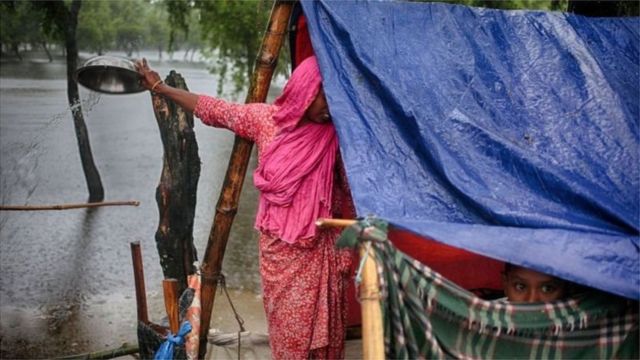 একটু উঁচু জায়গা পেলেই মানুষ সেখানে পলিথিন দিয়ে ঝুপড়ি বানিয়ে ঠাঁই নিয়েছেন।