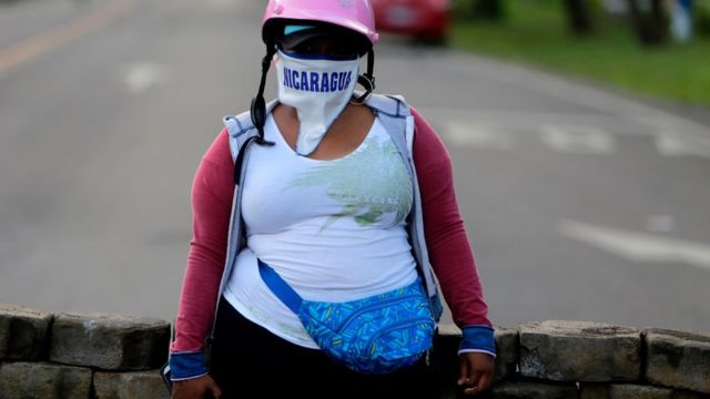 Una manifestante en León, Nicaragua.