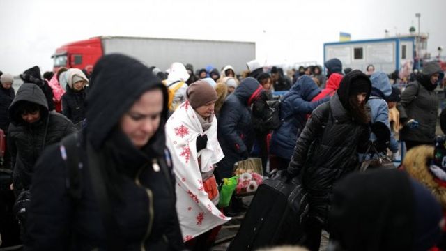 Ukrainian refugees enter Romanian border