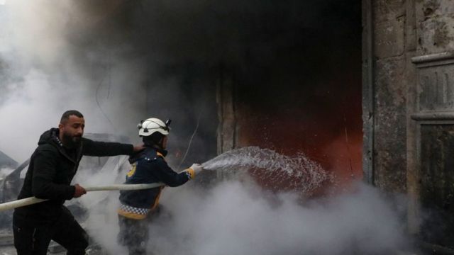 عمال الإنقاذ يطفئون حريقاً بانفجار في بلدة اعزاز بريف حلب الشمالي الذي تسيطر عليه المعارضة، في 31 كانون الثاني / يناير 2021. -