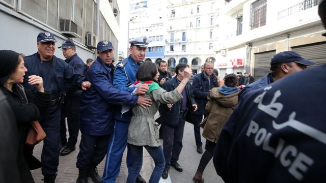 وجود مكثف للشرطة الجزائرية في شوارع البلاد مع خروج مظاهرات ضد ترشح بوتفليقة لرئاسيات 2019