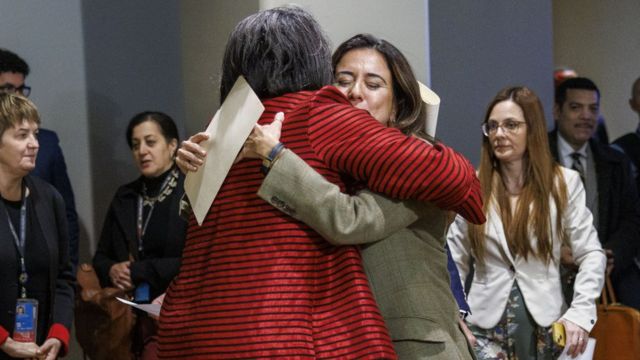 安保理で決議が採択された後に抱き合うメリカのリンダ・トーマス＝グリーンフィールド国連大使（右）と、決議案を提出したアラブ首長国連邦のラナ・ヌッセイベフ大使