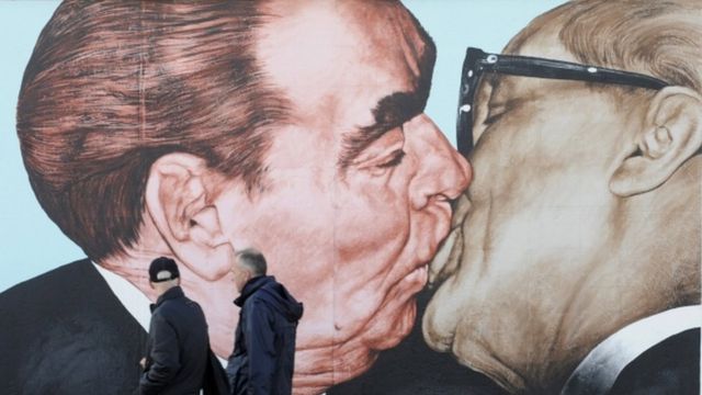 Плакат с изображением поцелуя Леонида Брежнева и Эриха Хонеккера