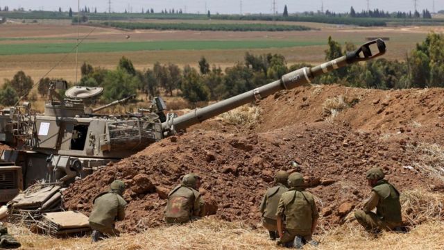 Soldados israelíes toman posiciones en la frontera con la Franja de Gaza, mayo 13 de 2021