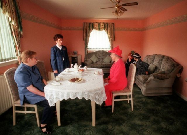 1999年女王在格拉斯哥当地人家中饮茶，王室尝试以更加非正式的方式接近公众(photo:BBC)