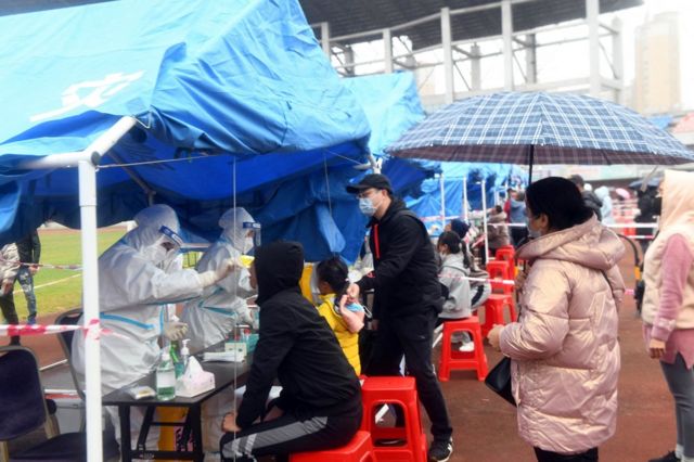 广西东兴民众排队进行核酸检测。