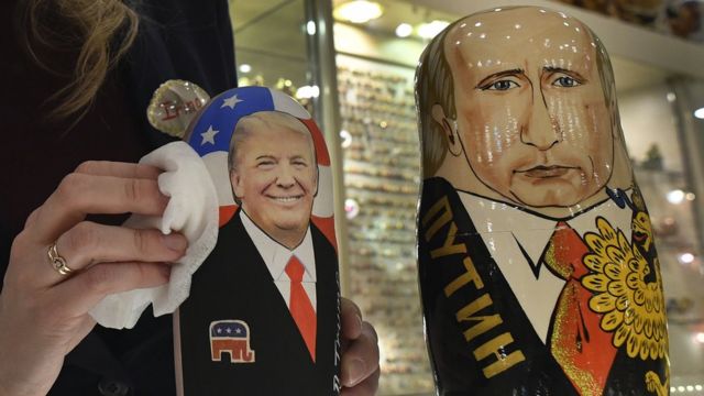 Изображения Трампа и Путина на матрешках
