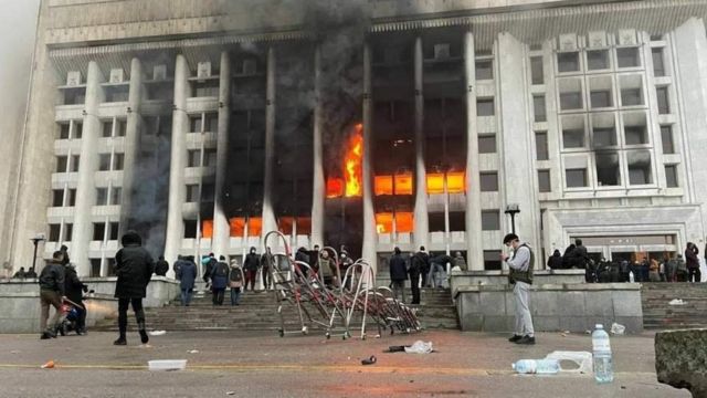 Пожар в здании администрации Алматы