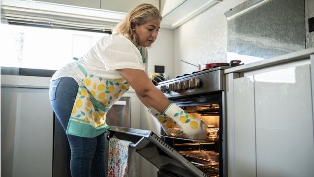 Mulher cozinhando no forno