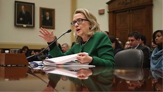 リビア・ベンガジの米領事館襲撃について下院外交委員会で証言するヒラリー・クリントン
