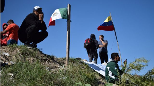 Los migrantes instalaron banderas de México y Venezuela en el campamento de Ciudad Juárez.