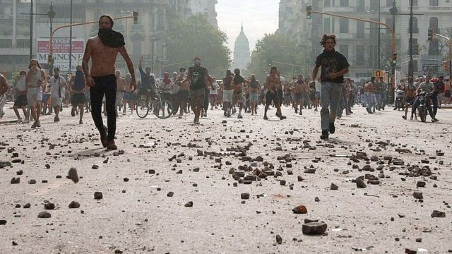 Protestas en Buenos Aires (con el Congreso de fondo) el 20 de diciembre de 2001.