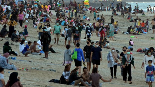 Wisatawan memadati area Pantai Sanur saat Pemberlakuan Pembatasan Kegiatan Masyarakat (PPKM) level 3 di Denpasar, Bali, Minggu (19/09)