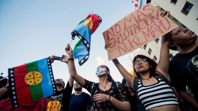 Jóvenes protestando con banderas mapuches