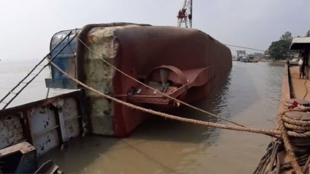 নদীতে কাত হয়ে থাকা ফেরি আমানত শাহ