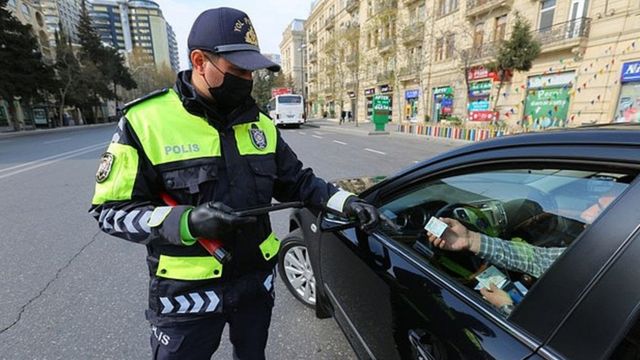 Полицейский в Баку проверяет документы у водителя