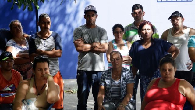 Cubanos esperan en Panamá en su viaje a EE.UU.