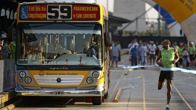 Usain Bolt arriva al traguardo prima di Metrobús.