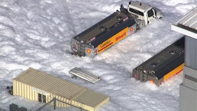Kawasan sekitar hanggar di sebuah bandara di negara bagian AS California bagian tenggelam dalam lautan buih.