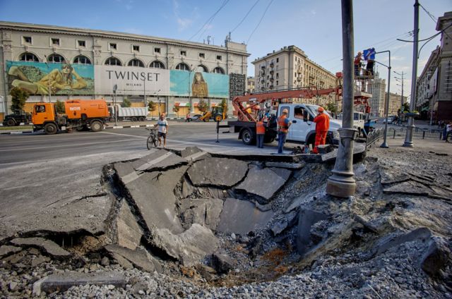 Росіяни обстріляли центр Харкова. Кількість жертв росте - BBC News Україна