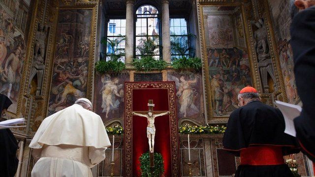 Papa reza durante evento sobre abuso infantil
