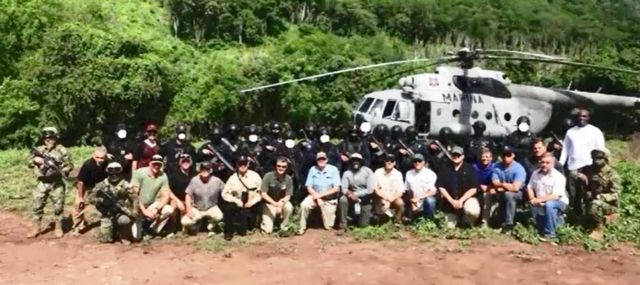 Funcionarios de EE.UU. junto a un helicóptero de la Marina de México
