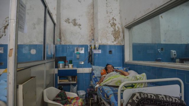 Hombre en un hospital en mal estado