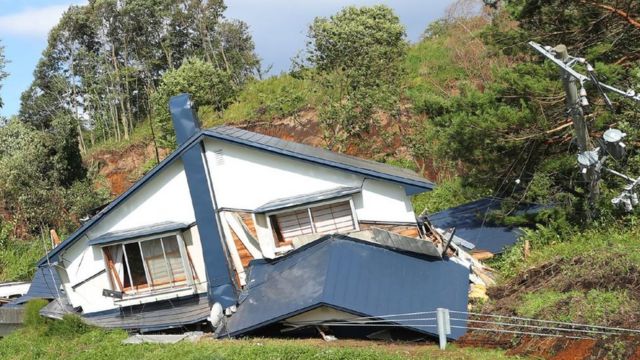 Casa destrozada por el terremoto.