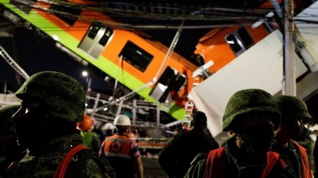 Equipos de rescate en la cercanía del accidente del metro de la línea 12