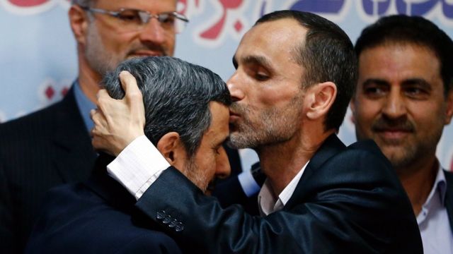 Hamid Baghaie le da un beso a Mahdmoud Ahmadinejad tras registrarse a la presidencia
