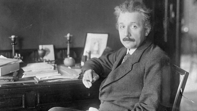 عالم الفيزياء ألبرت آينشتاين