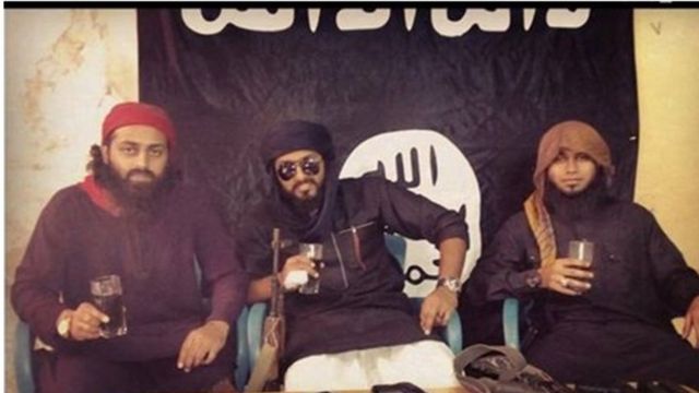 ফেসবুকে পোস্ট করা ছবিতে অস্ত্র হাতে দুই ভাই: জুনায়েদ হাসান খান (বাঁয়ে) এবং ইব্রাহিম হাসান খান (মাঝখানে)