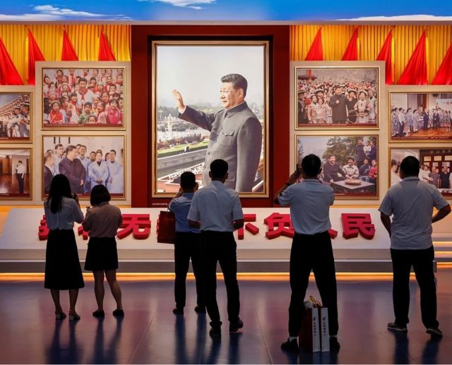 2021年6月25日，参观者在北京庆祝中共建党100周年前开放的中国共产党博物馆里观看习近平的照片。