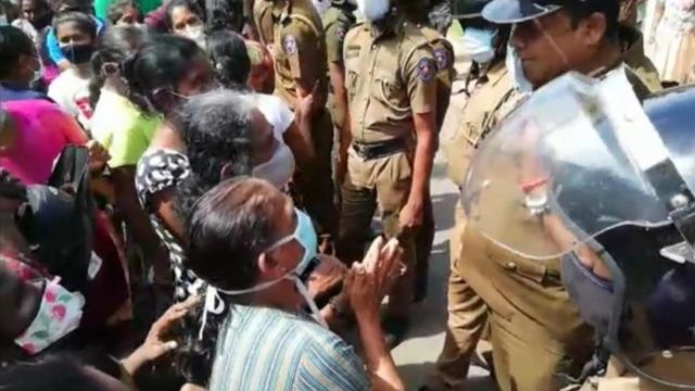 බන්ධනාගාරය ඉදිරිපස රැස්වූ ඥාතීන්